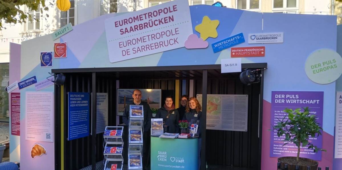 Bunter Messestand Eurometropole mit Infomaterial