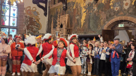 Tanzende Frauen in roten Kleider in historischem Festsaal