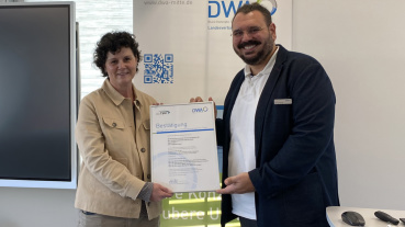 Simon Sproß vom DWA Landesverband Mitte überreicht ZKE-Werkleiterin Simone Stöhr das TSM-Zertifikat. Image